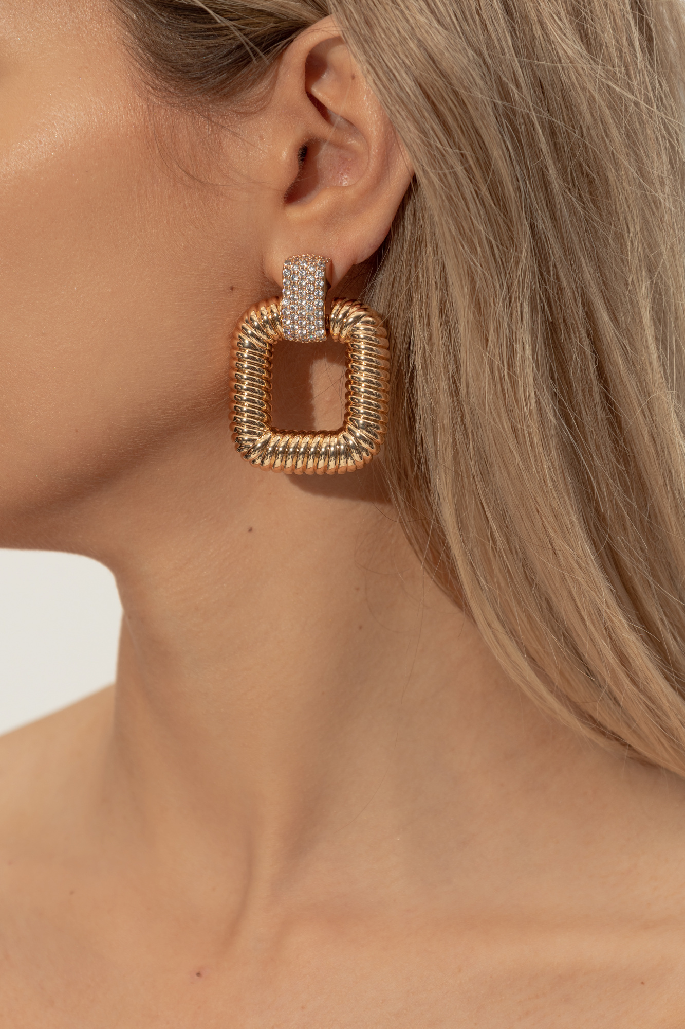 【関税&送料込】Self Portrait Brass Earrings With Crystals Self-Portrait Earrings with shimmering crystals | Women's